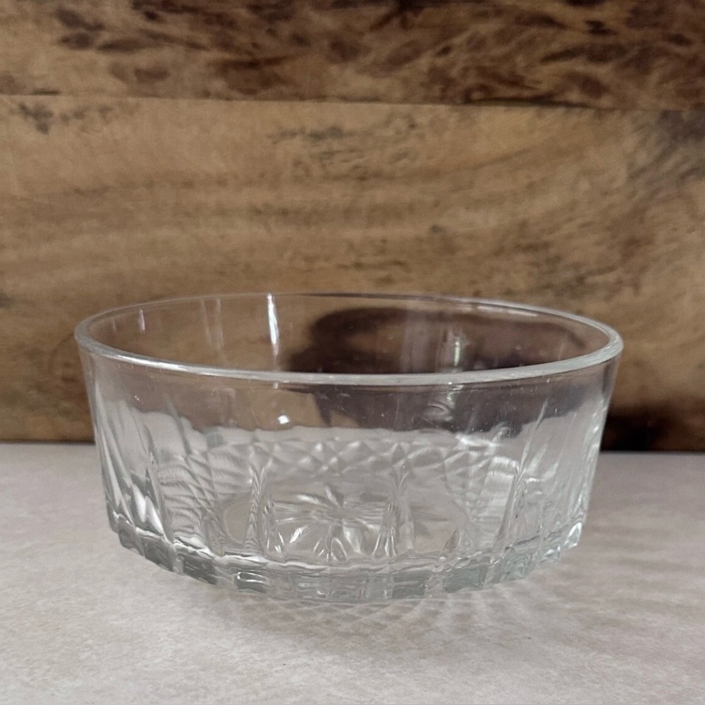 Vintage Arcoroc France Crystal Clear Glass Diamant Pattern 4 3/4" Diameter Bowl